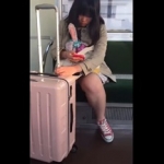 【高画質】旅行帰りの女子大生を電車内で対面盗撮！むっちりとした太ももの奥を凝視してしまう個人撮影ｗｗ