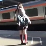 【個人撮影】ガチなのか･･！？電車内で声も出せずに好き放題痴漢される女子高生･･！！