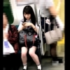 黒髪清楚+色白な美少女JKちゃんを電車で逆さ撮り！しゃがみ込みシーンを真下から接写