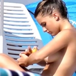 【海外盗撮動画】デ、デケェ！！ヌーディストビーチにてトップレスで美爆乳を晒すティーン少女ｗｗｗ