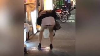 【閲覧注意】深夜の歌舞伎町で泥酔したキャバ嬢が路上で立ちションする動画がSNSで拡散される