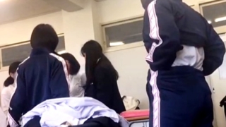 【激ヤバ...】本物校内盗撮動画。現役JKが教室で同級生の着替えを隠し撮りした映像がネットに出回ってしまう