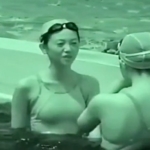 プールサイドで戯れる競泳水着JKを盗撮してみた・・・乳首透け透けｗｗｗ