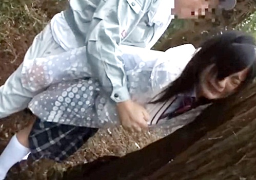雨の中自転車で下校中の美少女JKに声掛け、山中に拉致してレイプする作業服姿の中年男！