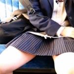 【パンチラ盗撮】電車の対面シートに座るJKちゃんの無防備な脚の間をじっくり撮影したったｗｗｗ