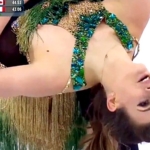 超美人なフィギュアスケート選手さん、演技中に衣装がはだけて”乳首ポロリ”を披露してしまうも減点なしｗｗｗ