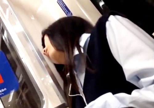 【閲覧注意】電車で爆睡しているJKの隣に移動してスカートめくり&おさわり痴漢をする危険人物が見つかる