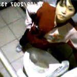 【ガチ】誰もが知っている超有名コンビニ店員のトイレ盗撮動画が流出。しかも最後はカメラ目線