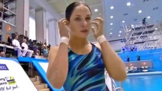 【お宝映像】水泳飛び込み競技で美人選手の競泳水着がズレておっぱいポロリ（丸見え）ハプニングが発生ｗｗｗ