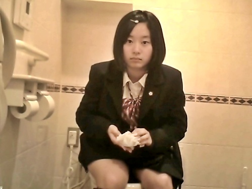※閲覧注意 童顔美少女JKちゃん、隠しカメラが設置された女子トイレに入った結果・・・