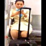 空港に向かう美人なCAさん、電車内で対面盗撮の餌食となってしまう・・・（動画あり）