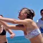 【盗撮動画】ビーチバレーを楽しむ水着美女、はしゃぎすぎて”乳首ポロリ”してしまうｗｗｗｗ