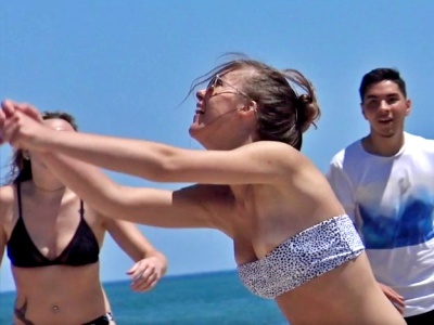 【盗撮動画】ビーチバレーを楽しむ水着美女、はしゃぎすぎて”乳首ポロリ”してしまうｗｗｗｗ
