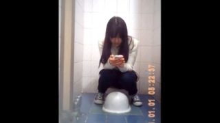 【盗撮動画】片時もスマホから目を離さない十代少女、女子トイレのおしっこシーンを全世界に公開される