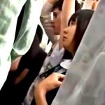 満員電車のスカ下にハーパンJKちゃん、複数人に痴漢されて半泣きになってしまう（動画あり）