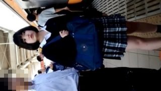 【動画】このアイドル顔の美少女JKが今から電車内でスカートめくりでパンチラ盗撮されます・・・