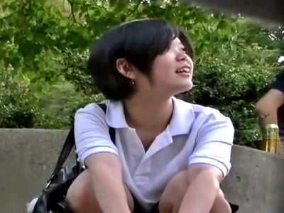 放課後の校門前でしゃがみ込んで談笑中のロリ顔JK、恥ずかしい ”シミ付きパンツ” を盗撮されるｗｗｗ（動画あり）