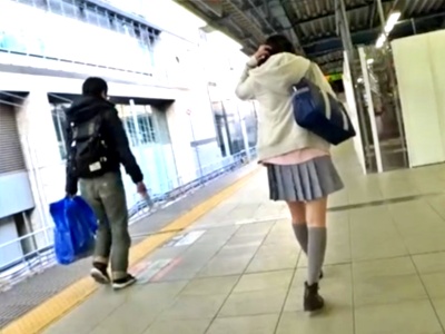 通学中の制服JKちゃん、前から後ろからパンチラ撮り放題されて恐怖で固まる・・・（動画あり）