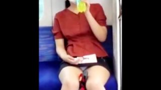 激ミニスカで電車に乗車中の美女、対面の男に長時間パンチラ盗撮されてしまうｗｗ（6分01秒）