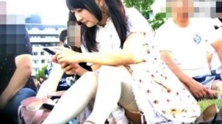 ピクニック中の家族のJKくらいの娘の座りパンチラを盗撮する強者のガチ映像がエロいｗｗｗ（動画あり）