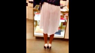 【盗撮動画】買い物中の美女、スカートの裏地がめくれてパンツが透け透けになるハプニングｗｗｗ