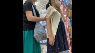 ママとお買い物中のアドケナイ女子達の木綿パンチラ5名分を収録した逆さ撮り映像、どう見てもヤバい・・・