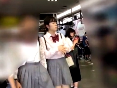上がりたて童顔JKちゃん、学校帰りの電車で早速パンチラ盗撮被害にあってしまう（動画あり）