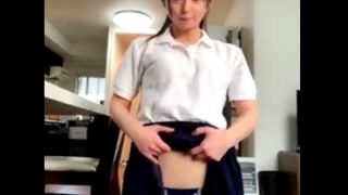激カワJKちゃん、学校終わりの動画配信で制服スカートをたくし上げてパンツを披露（動画あり）