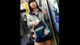 下校時間の電車に乗り込んで可愛いJKをじっくり観察する真性変態の盗撮動画がこちらｗｗｗ