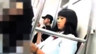 生意気そうな顔なのにパンツは結局『白』の制服JKちゃん、駅のホームで逆さ撮り盗撮されるｗ（動画あり）