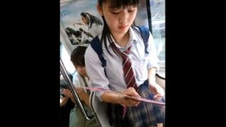 部活終わりの美少女JKちゃんの健康美脚を電車でじっくりと観察するこの盗撮動画ｗｗｗｗ