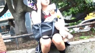 公園で買い食い中の美少女JKちゃん、マンがスジってる白パンツを盗撮される被害（動画あり）