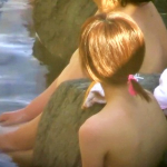 露天風呂で盗撮されてるこの娘、スレンダー貧乳体型なのに乳首がビンビンｗｗｗ（動画あり）