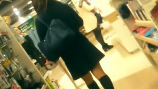 【盗撮動画】お買い物中のJKちゃん、生意気そうなのに制服の中は純白綿パンツｗｗｗ