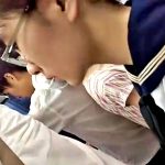 【盗撮動画】満員電車の優等生タイプのメガネJKちゃん、ボーボーの腋毛を袖の隙間から盗撮される
