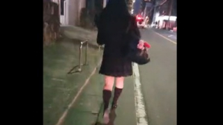 夜道でJKをストーキングしてスカートをめくり上げる盗撮魔が怖すぎると話題（動画あり）