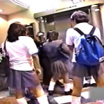 この放課後JK達のパンチラ盗撮動画の”純白P率”が異常だと話題ｗｗｗｗｗ（動画あり）