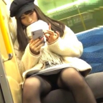 【盗撮動画】電車に乗ったらパンチラ目的で必ず可愛い女子の対面に座ろうとする奴ｗｗｗ