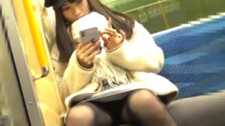 【盗撮動画】電車に乗ったらパンチラ目的で必ず可愛い女子の対面に座ろうとする奴ｗｗｗ