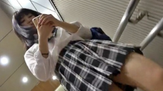 【盗撮動画】このレベルの美少女JKに電車でフロント長時間滞空かます”神”撮り師ｗｗｗｗ