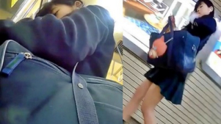 【盗撮動画】下校中に水色サテンパンツ盗撮されてる地味顔JKちゃん、ネットに晒されてしまう