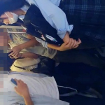 満員電車でJKのスカートめくってパンチラ接写撮りする危険人物。これ絶対気付いてるよな・・・（動画あり）