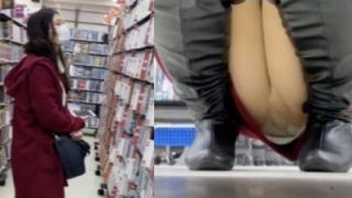 【盗撮動画】レンタル店の棚越しにブーツ女子の棚越し&スト越ししゃがみパンチラ