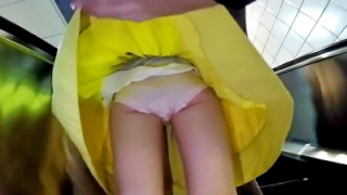 風が強い駅のエスカでOLのスカートを思いっきり捲ってパンチラ盗撮してる変態がいるんだがｗｗ（動画あり）