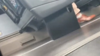 【盗撮動画】移動中のバスの車内で眠っている女性客のパンチラを盗撮する上級変態が登場してしまうｗｗｗ