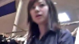 【盗撮動画】クッソ美人なアパレル店員の純白パンティをフロントからがっつり盗撮したこの動画ｗｗｗ