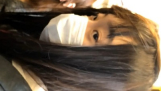 満員電車に揉まれながらパンチラ盗撮されてるJKちゃん、カメラ目線で怪訝な表情（動画あり）