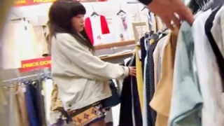 【盗撮動画】ファストファッション店で服を探してるふりして女性客のパンチラ盗撮したったｗｗ