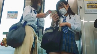 【盗撮動画】通学中にパンチラ盗撮されてるむっちり可愛い制服JKちゃんがこちら