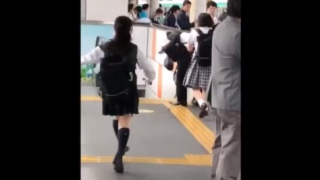 【衝撃映像】電車で制服JKに痴漢していた男、バレた結果。赤羽駅のホームでこうなる